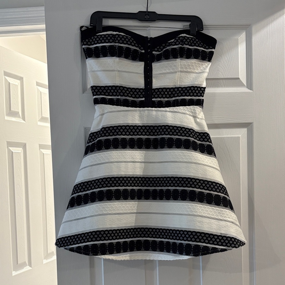 ELEGANT STRAPLESS BLACK & WHITE DRESS